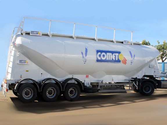 La semi-remorque citerne &agrave; semoule COMET est parfaitement adapt&eacute;e au transport de produits en vrac en &eacute;tat granul&eacute; (farine, semoule, caf&e